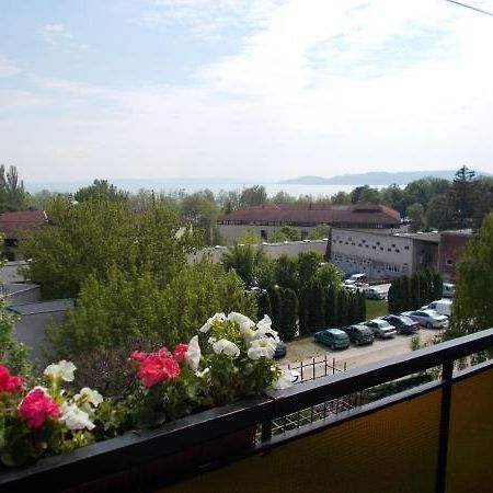 Liliom Apartments Balatonfuered Exterior photo