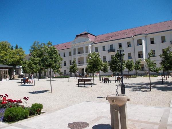 Liliom Apartments Balatonfuered Exterior photo